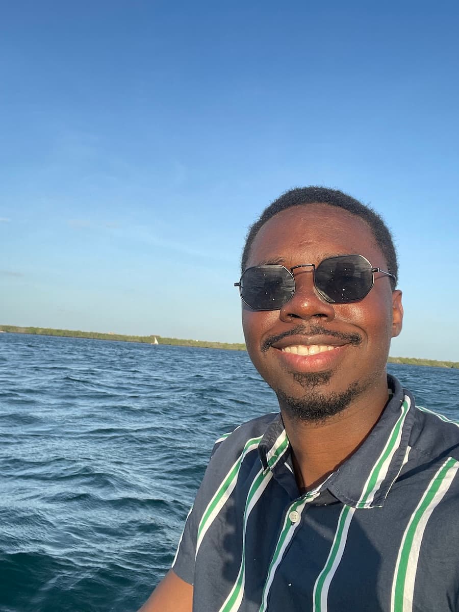 😎 A photo of myself, with a body of water and the horizon as the background